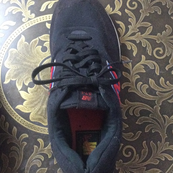 Used new balance shoes - Picture 2 of 3